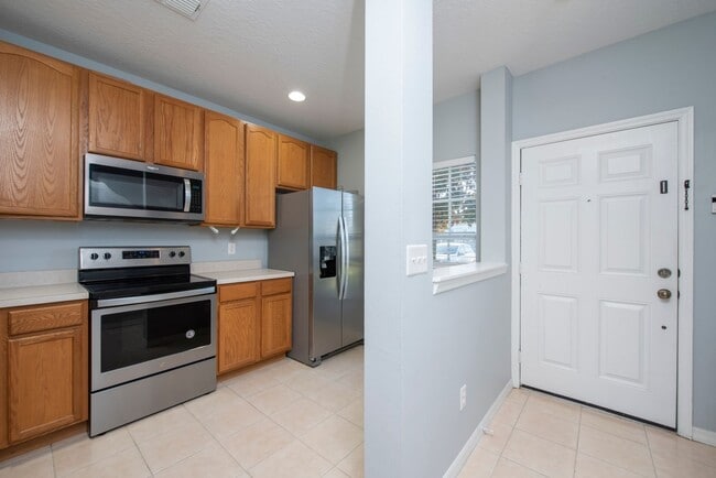 Building Photo - 2 Bedroom /2.5 bathrooms Town House. Just ...