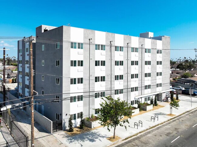 Building Photo - 7518 S Hoover St