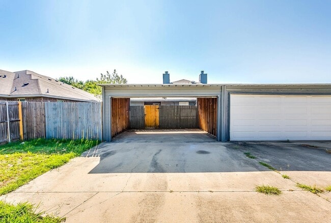 Building Photo - Cute 3 Bedroom 2 Bath 2 Car Garage One Sid...