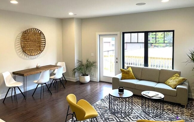 Building Photo - Luxurious 3 bed 3 bath townhome in Glen Ellyn