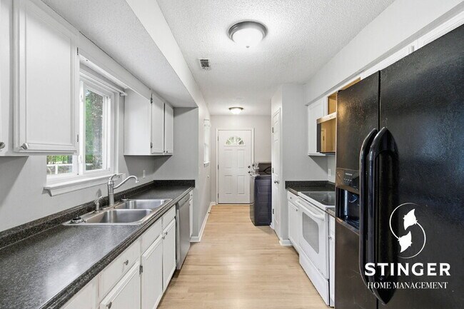 Building Photo - 12 Robin Way