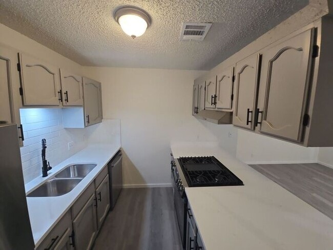 Building Photo - **Newly Updated 2 Bed Home with Spacious B...