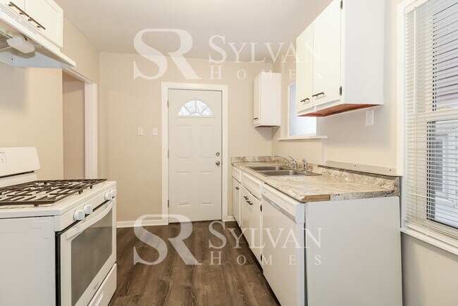 Building Photo - Welcome home to this lovely 3 bedroom, 1 b...