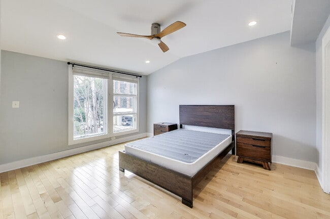 Building Photo - 646 Keefer Pl NW