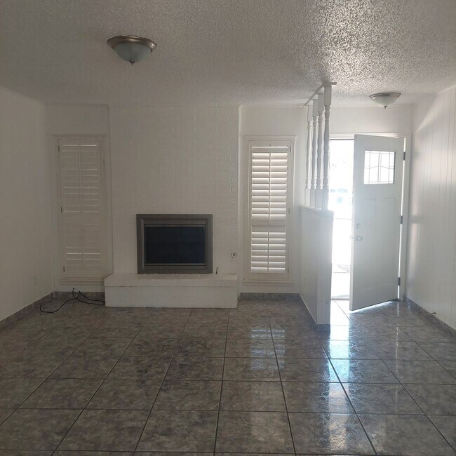 Building Photo - Welcome Home ! 3 bedroom 1.5 bath rental -DUPLEX
