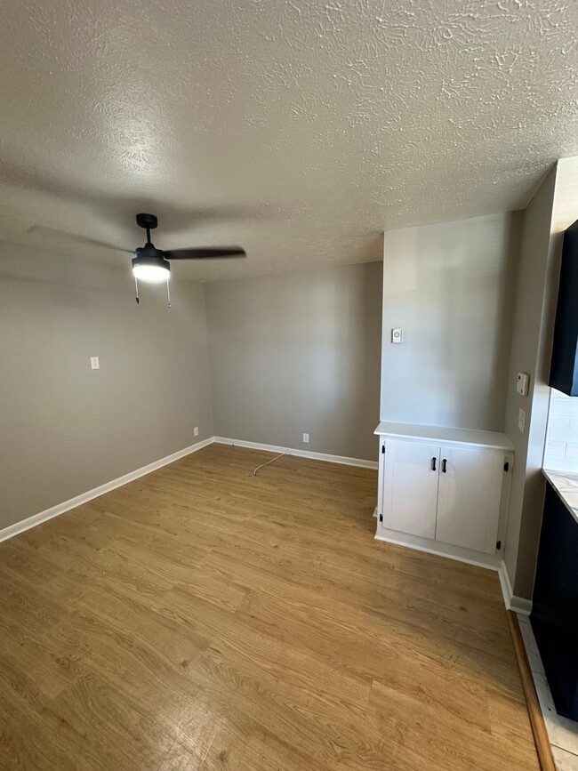 Building Photo - Freshly Renovated 2Bed / 1Bath in Nashville!