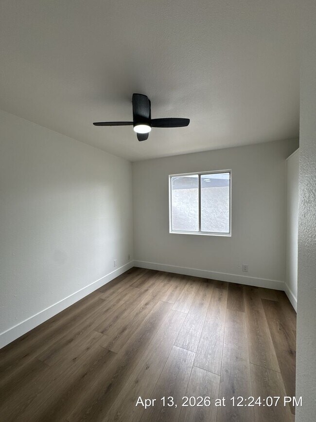 Building Photo - Dinuba Home! Available Now !