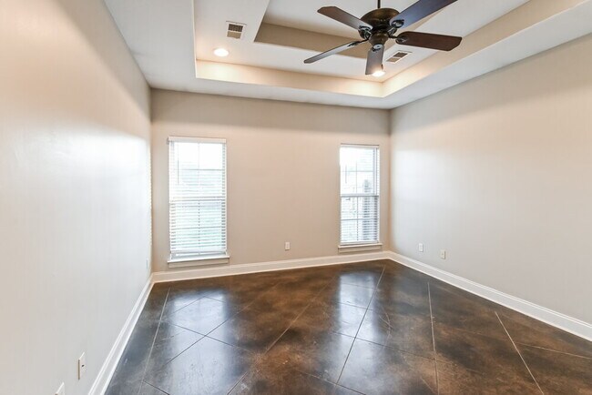 Building Photo - 1302 Heritage Dr S