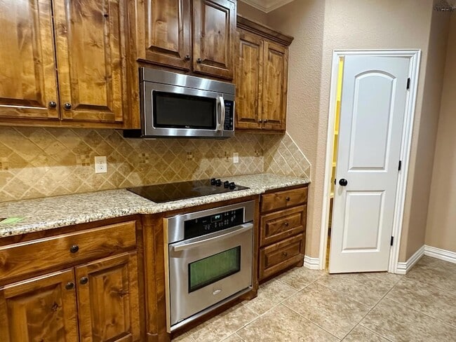 Building Photo - 6018 Oakmont Dr