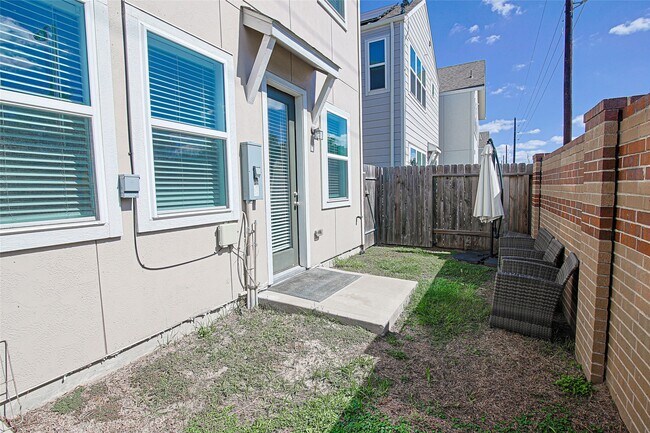 Building Photo - 10005 Brickhouse Dr