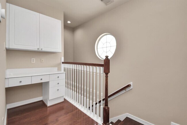 Building Photo - 803 Rosine St