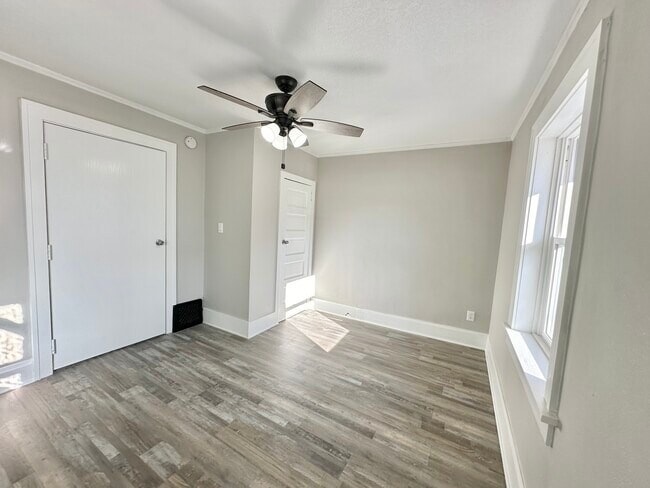 Building Photo - 1363 E 15th St