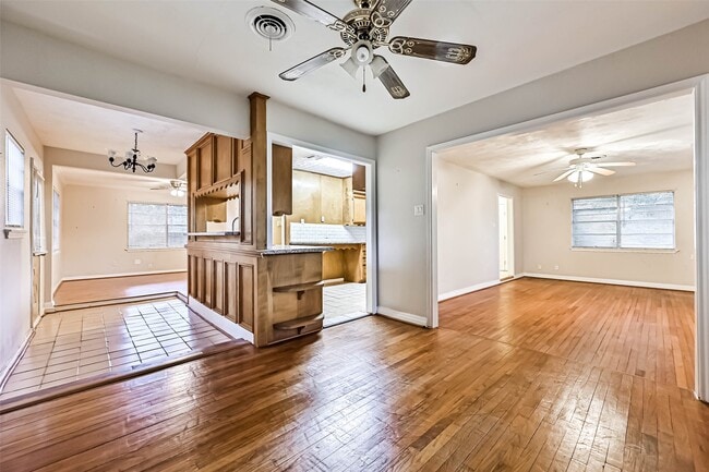 Building Photo - 6425 N Ridgecrest Dr