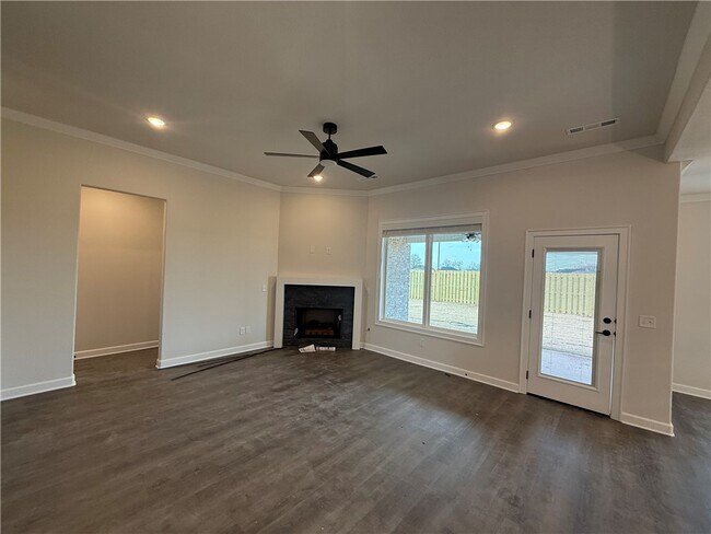 Building Photo - 1900 Bugg St