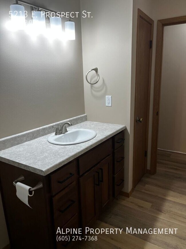 Building Photo - Newly Renovated 4 Bed/2 Bath East Side Ran...