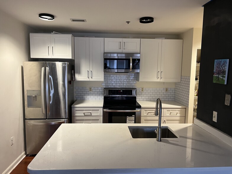 Building Photo - 2702 Lighthouse Pt E