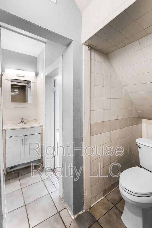 Building Photo - 113 S Grove St