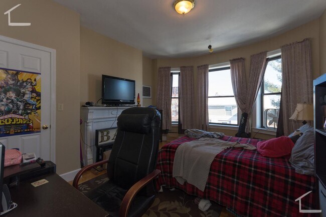 Building Photo - Avl 9/1! Spacious 4BR/2BA in Allston w/central AC, large bedrooms!