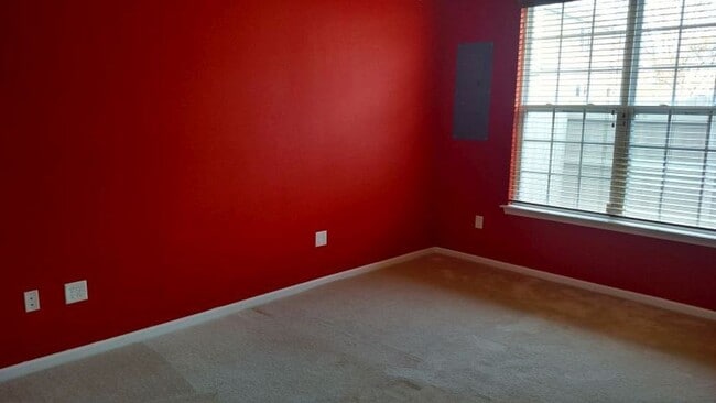 Building Photo - 3 BED / 2.5 BATH CONDO