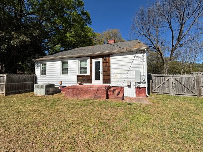 Building Photo - 2 Bedroom charming bungalow in desirable Oakhurst