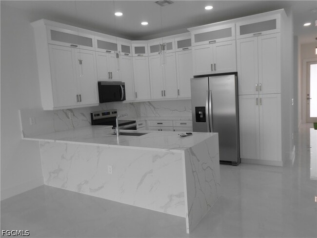 Building Photo - 320 Poplar St