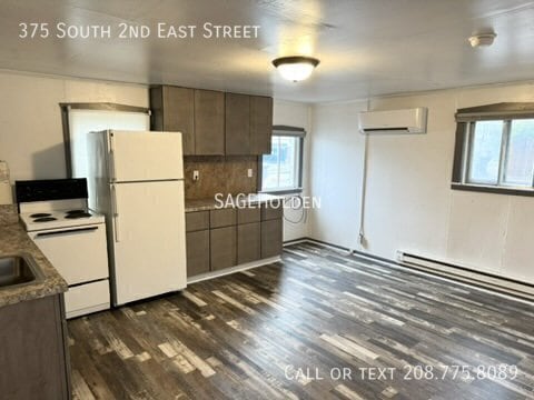 Building Photo - 375 S 2nd E St