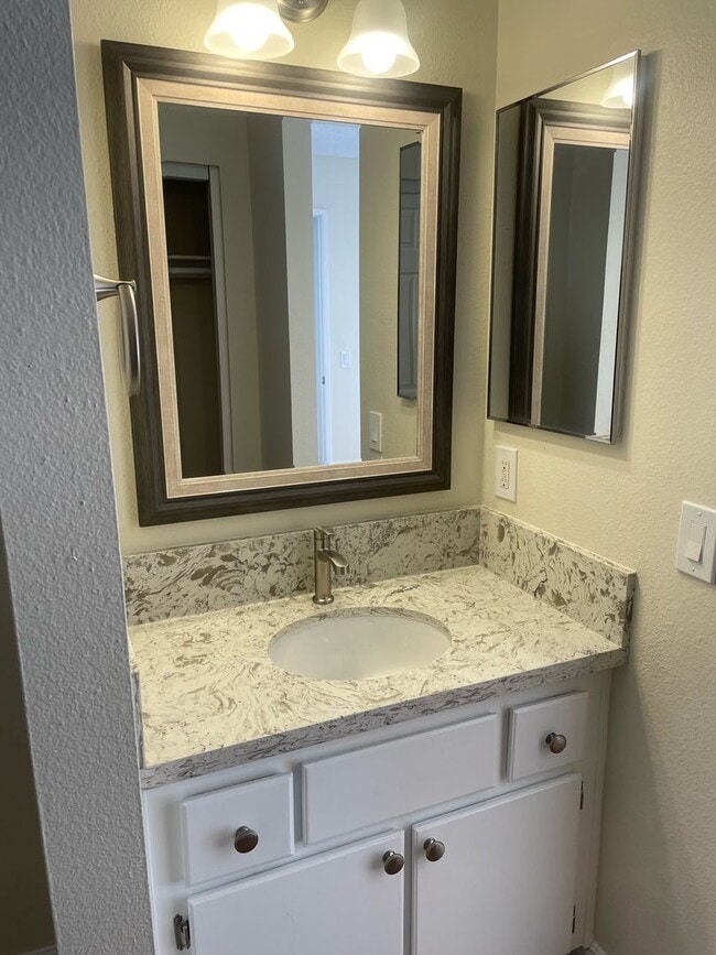 Building Photo - Beautiful 2 Bed / 2 Bath  Upstairs Condo In Colton!