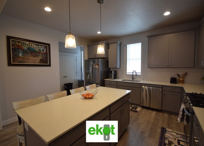 Building Photo - Spacious Townhome Near Shopping! 3 BD 2.5 BTH