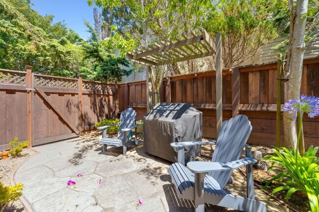 Building Photo - 208 Crestview Dr