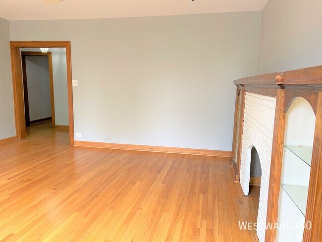 Building Photo - 3722 W Wilson Ave