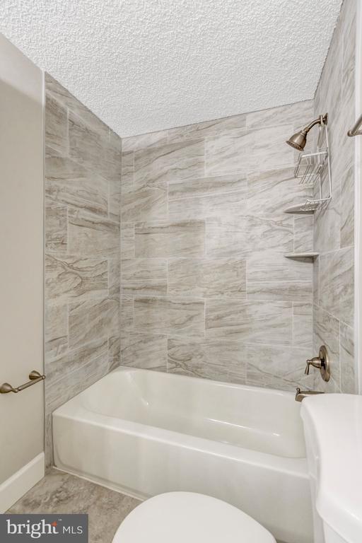 Building Photo - 7065 Leewood Forest Dr