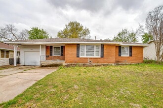 Building Photo - Darling 3-Bedroom Home in South Hills Neighborhood!