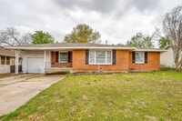 Building Photo - Darling 3-Bedroom Home in South Hills Neighborhood!