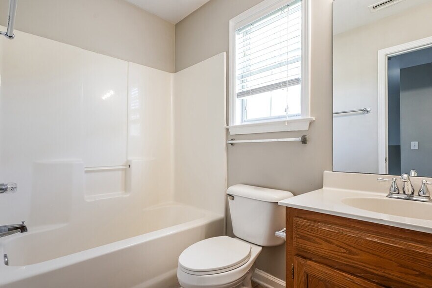 Building Photo - 2800 Overton Dr