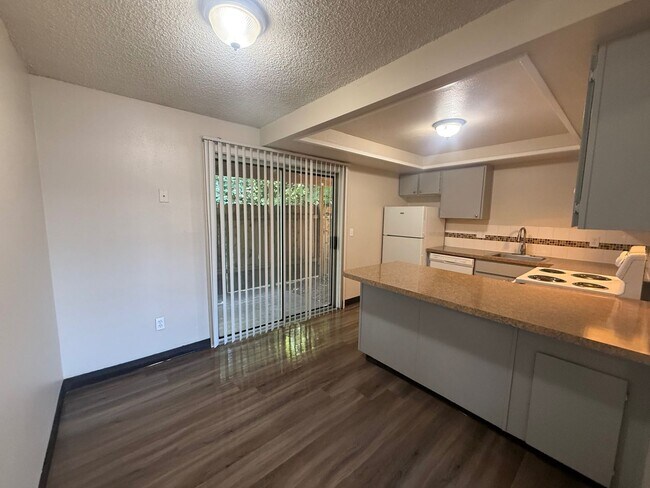 Building Photo - 1/2 off 1st Month's Rent - Cute Lower Level Flat at Tully Ridge