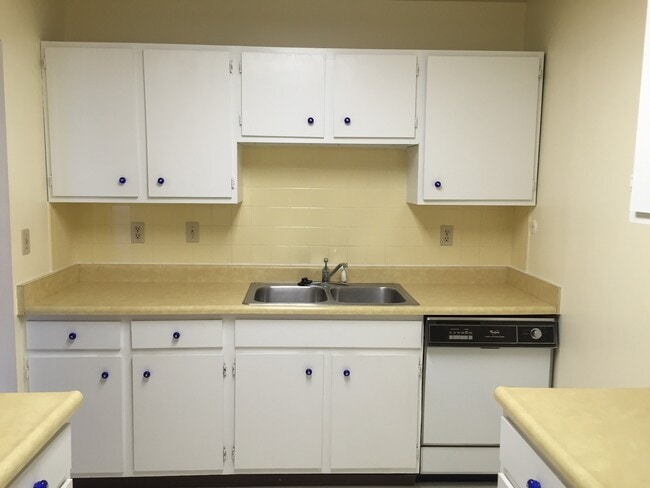 Building Photo - 2 Bed 1 Bath First Floor Corner Unit Manha...