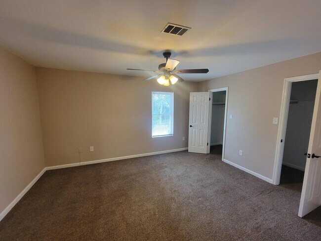 Building Photo - 2309 Creekview Dr