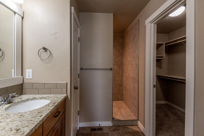 Building Photo - 2803 Tamarack St