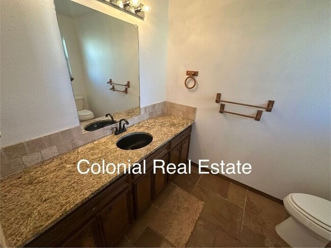 Building Photo - Spacious 2 story home