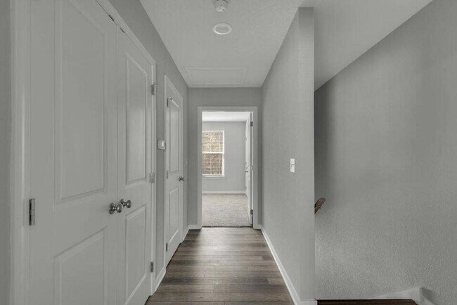 Building Photo - "Charming 2-Bedroom Townhouse with 2.5 Bat...