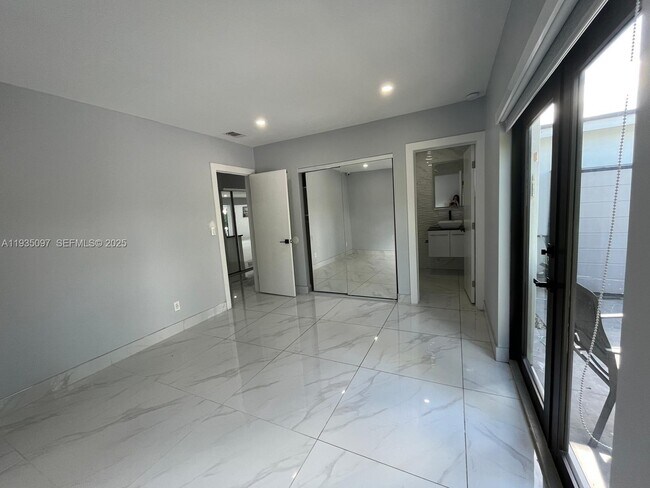 Building Photo - 575 NE 179th Dr