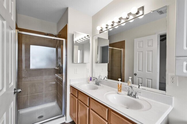 Building Photo - 4034 Falvel Shadow Creek Dr