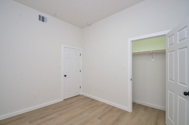 Building Photo - 405 Clearwater St