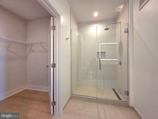 Building Photo - 737 Swann Ave