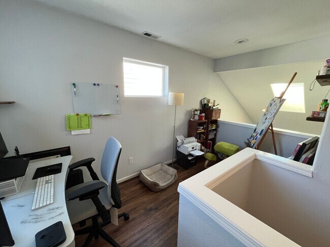 Building Photo - Lovely 2Bd + 2.5Ba in Beaverton!! Minutes Away From Nike! New Roof, Fence, Paint and Additional B...