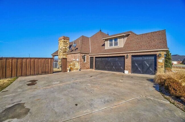Building Photo - 11 Northwest Lakewood Drive