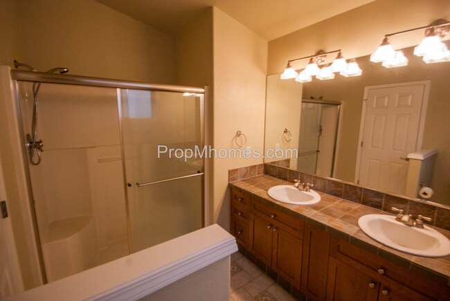 Building Photo - Luxury Three Bedroom, Three Bath Townhouse with Attached Garage