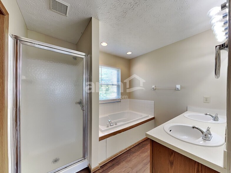 Building Photo - 2661 Hardwood Ave