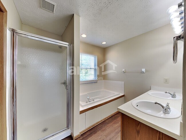 Building Photo - 2661 Hardwood Ave