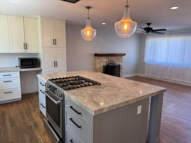 Building Photo - Great Three Bedroom One and 1/2 bath house in Seaside